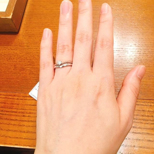 【TRECENTI(トレセンテ)の口コミ】 2つ重ねてつけることのできるリングです。
華奢なデザインがとても素敵で…