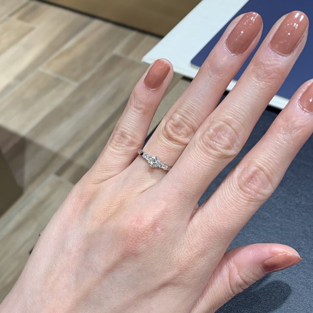 【ROYAL ASSCHER(ロイヤル・アッシャー)の口コミ】 メレダイヤが4つ付いているので非常に華やか。
リングが直線的なので、ス…