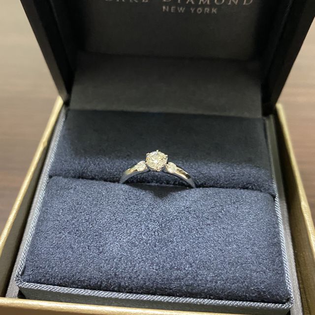 【ラザール ダイヤモンド(LAZARE DIAMOND)の口コミ】 指輪に対して無知だったので、有名な海外ブランドや結婚情報誌に載ってい…