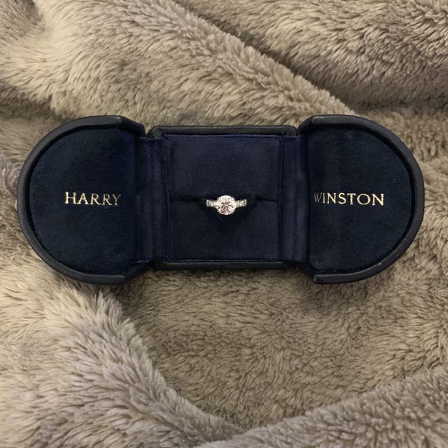 【ハリー・ウィンストン(Harry Winston)の口コミ】 シンプルな一粒ダイヤのみのソリティアとトリストで迷いましたが、サイド…