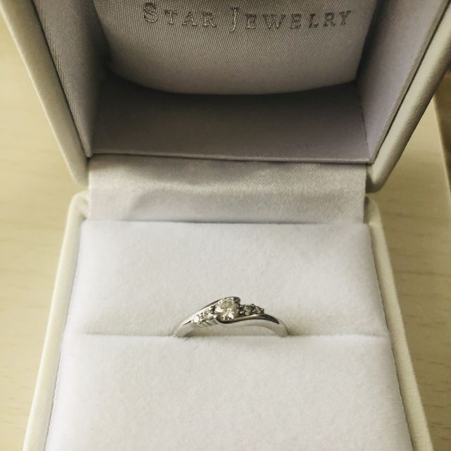 【STAR JEWELRY(スタージュエリー)の口コミ】 センターのダイヤモンドの両サイドに
小さいダイヤが2つずつついているの…
