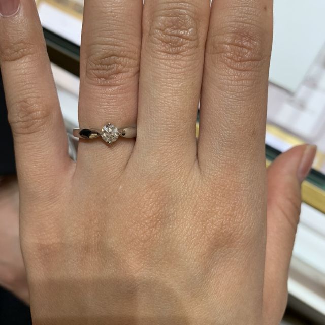 【ブルガリ(BVLGARI)の口コミ】 王道の真ん中に1粒ダイヤがついているデザインですが、ダイヤ横のアームが…