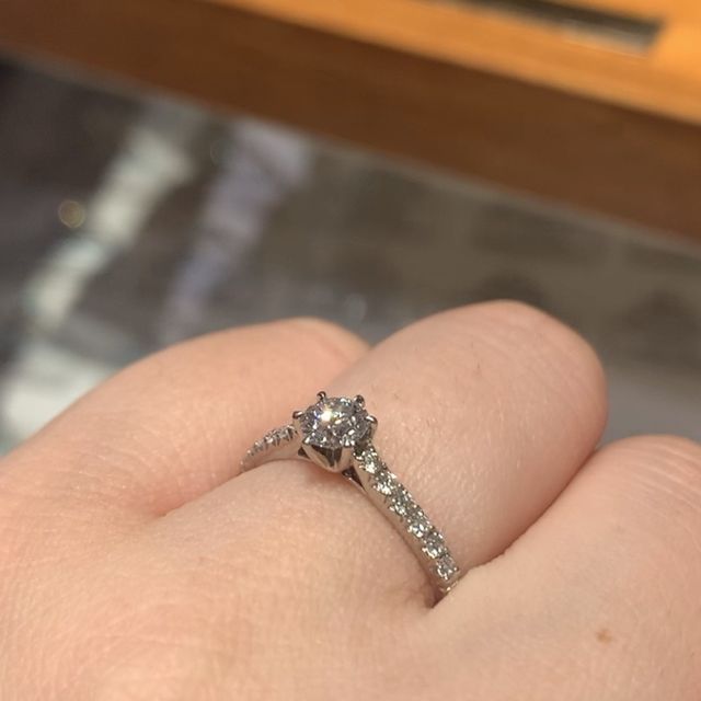 【銀座ダイヤモンドシライシの口コミ】 エタニティタイプで探していました。
何種類かデザインがあったのですが、…