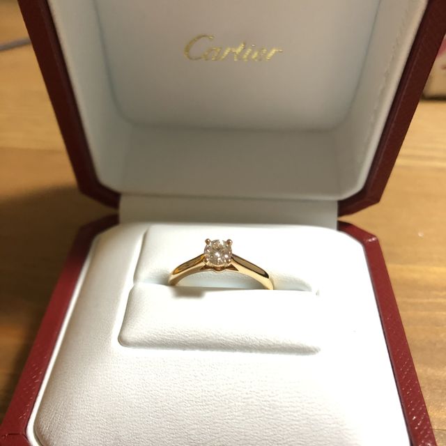 【カルティエ(Cartier)の口コミ】 王道の一粒ダイヤで年齢を重ねても使えるようシンプルなデザインのものに…