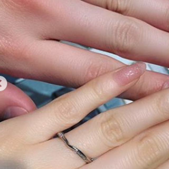 【アイプリモ(I-PRIMO)の口コミ】 こちらはアイプリモさんの「ルミエル」というデザインの結婚指輪です。
女…