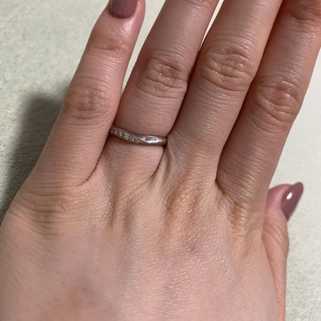 【ラザール ダイヤモンド(LAZARE DIAMOND)の口コミ】 指馴染みがよく、人とかぶらないデザインでした。V字ラインで片方のみ装飾…