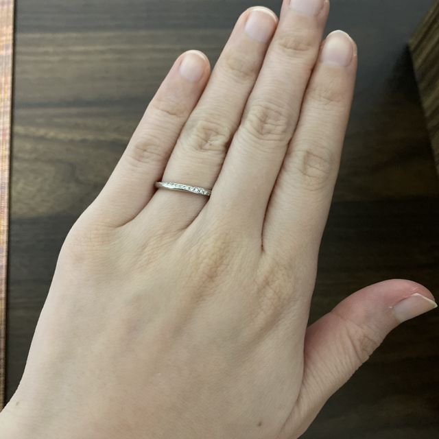 【銀座ダイヤモンドシライシの口コミ】 ダイヤが横一列にならんでいるデザイン。指が細いので、指輪も細めにしま…