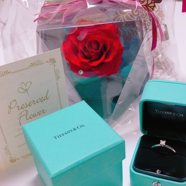 【ティファニー(Tiffany & Co.)の口コミ】 ダイヤのカットの形がプリンセスカット
という形で四角い作りが素敵で
つ…