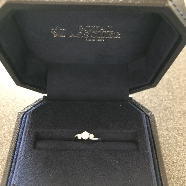 【ROYAL ASSCHER(ロイヤル・アッシャー)の口コミ】 指輪のデザインがとても上品できれいな形の指輪です。ダイヤモンドは指に…