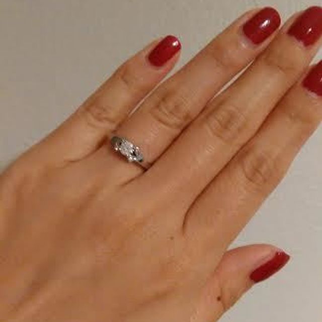 【カルティエ(Cartier)の口コミ】 ダイヤが一つだけのものよりも輝きを放っていて良かったからです。結婚指…