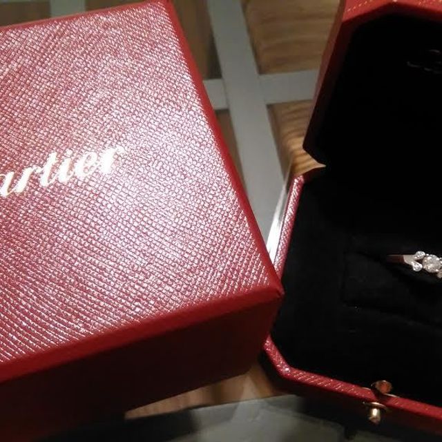 【カルティエ(Cartier)の口コミ】 ダイヤが一つだけのものよりも輝きを放っていて良かったからです。結婚指…