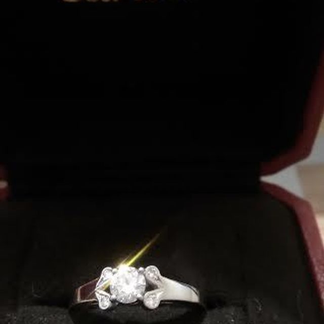 【カルティエ(Cartier)の口コミ】 ダイヤが一つだけのものよりも輝きを放っていて良かったからです。結婚指…