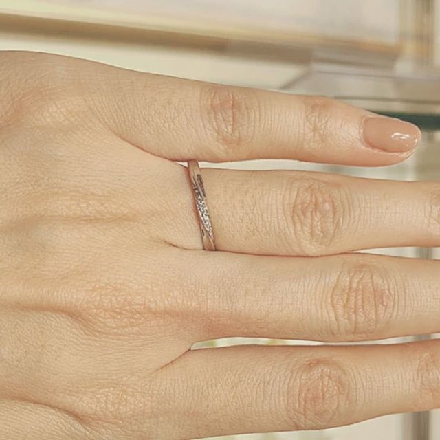 【festaria bijou SOPHIA(フェスタリア ビジュソフィア)の口コミ】 ウェーブ型で指が綺麗に見えるのが良いですし、ダイヤの大きさはちょうど…