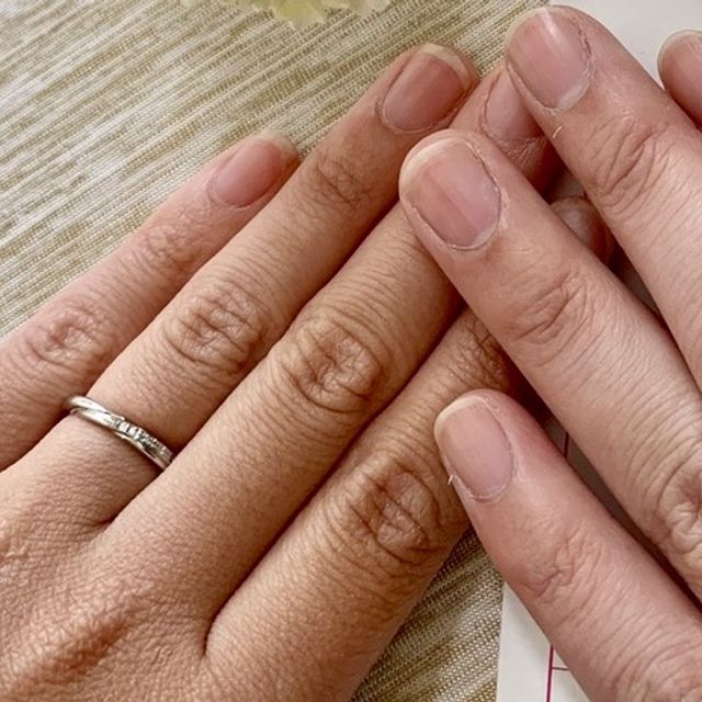 【銀座ダイヤモンドシライシの口コミ】 シンプルだけどカーブのある柔らかなデザインが良いという2人の希望を叶え…