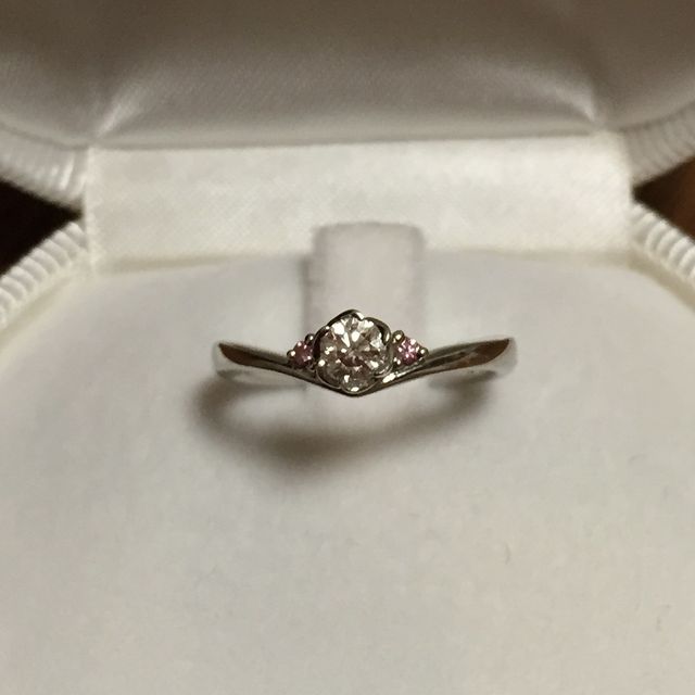 【TRECENTI(トレセンテ)の口コミ】 ダイアモンドを留める爪がお花の形になっているのがとても可愛く、さらに…