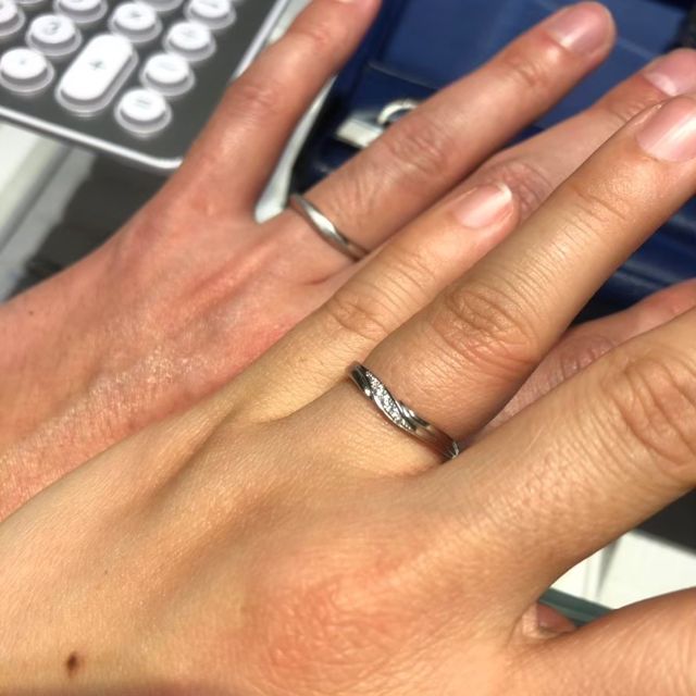 【銀座ダイヤモンドシライシの口コミ】 デザインはウェーブしているもので、自分の関節が目立ちづらいデザインを…