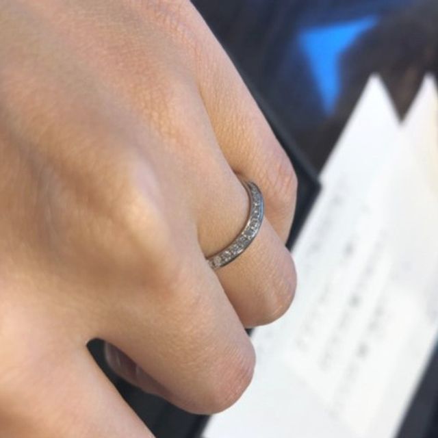 【ケイウノ ブライダル(K.UNO BRIDAL)の口コミ】 他のブランドでは見かけない個性的なデザインが決め手です。見る角度によ…