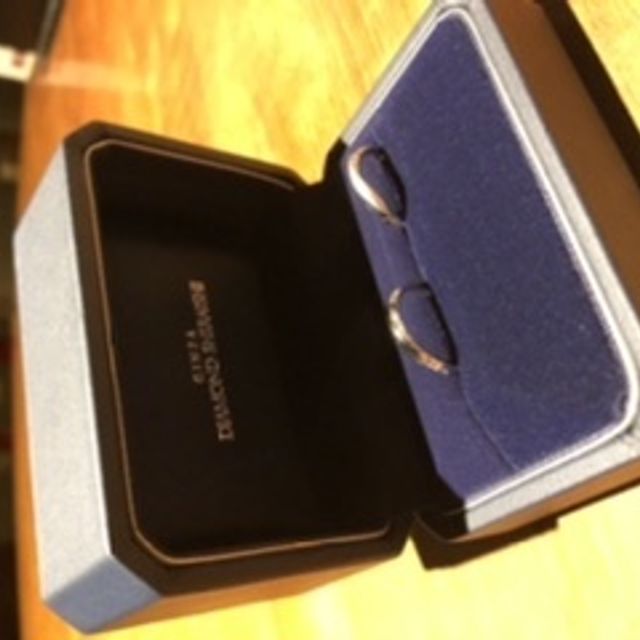 【銀座ダイヤモンドシライシの口コミ】 上下にダイヤのラインが入っていて、自分から見ても人から見てもダイヤが…