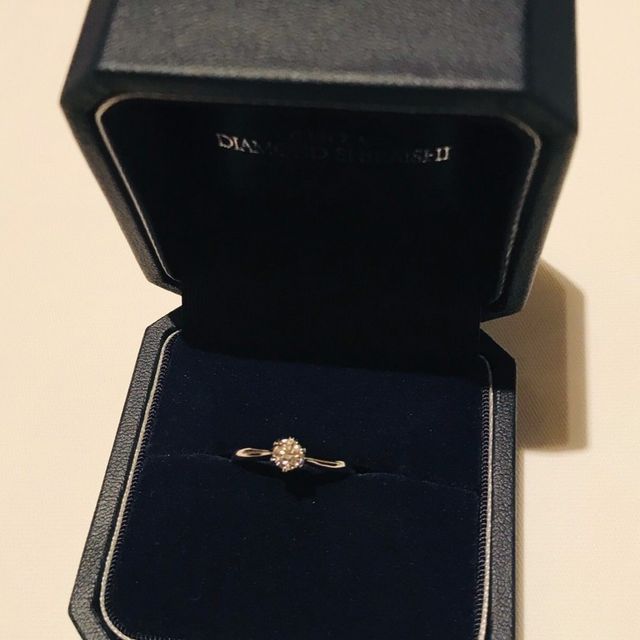 【銀座ダイヤモンドシライシの口コミ】 色々なタイプを見させていただきましたが、彼女はシンプルで石の少ないタ…