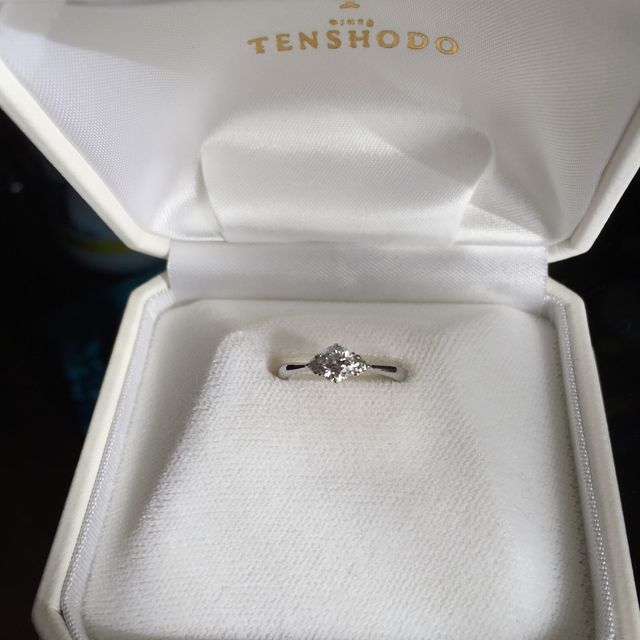 【天賞堂の口コミ】 ダイヤモンドの質が良く、光がない暗いところでもキラキラ輝いて見えるカ…