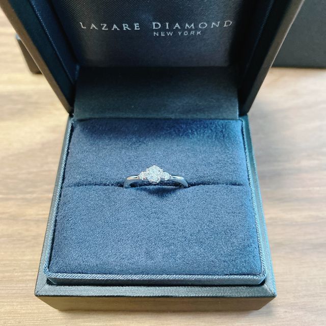【ラザール ダイヤモンド(LAZARE DIAMOND)の口コミ】 メインのダイヤモンドだけでなく、両サイドに小さいダイヤモンドがあるこ…