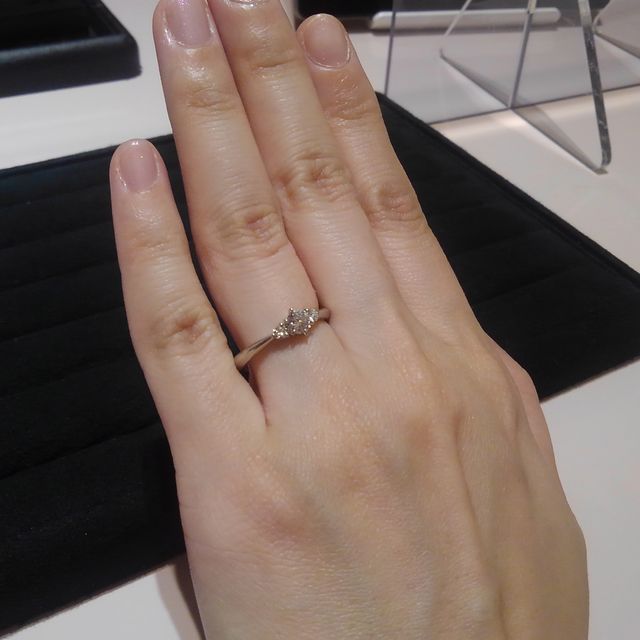 【TRECENTI(トレセンテ)の口コミ】 筒状の指輪が付けやすくて驚きました。
トリプルのダイヤが凄く綺麗！彼女…