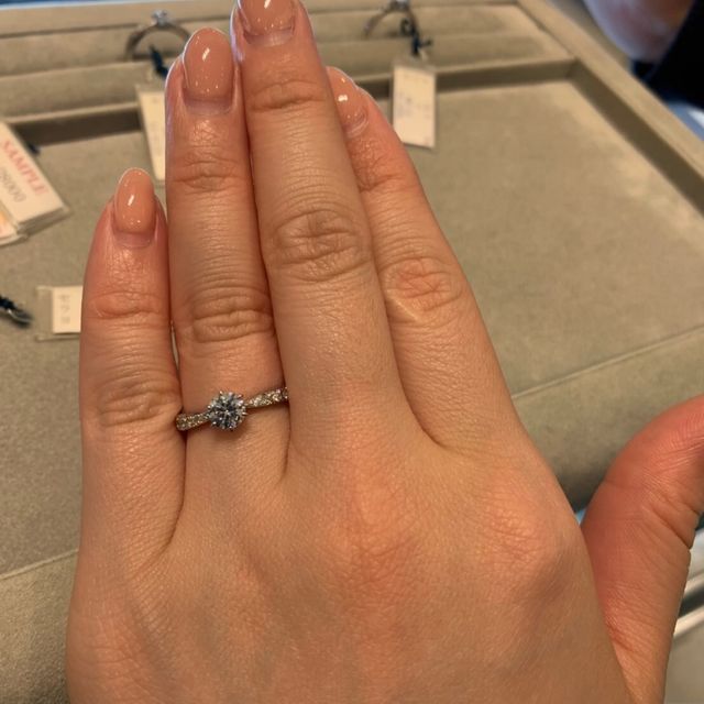 【WATANABE / 卸商社直営　渡辺の口コミ】 指輪のデザインはたくさんあります。トレーを渡されて、店舗内で自分で好…