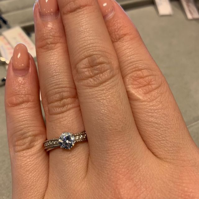 【WATANABE / 卸商社直営　渡辺の口コミ】 指輪のデザインはたくさんあります。トレーを渡されて、店舗内で自分で好…