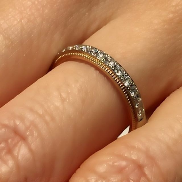 【Ponte Vecchio(ポンテヴェキオ)の口コミ】 ハーフエタニティでミル打ちの指輪です。他店では珍しく、内側にピンクゴ…