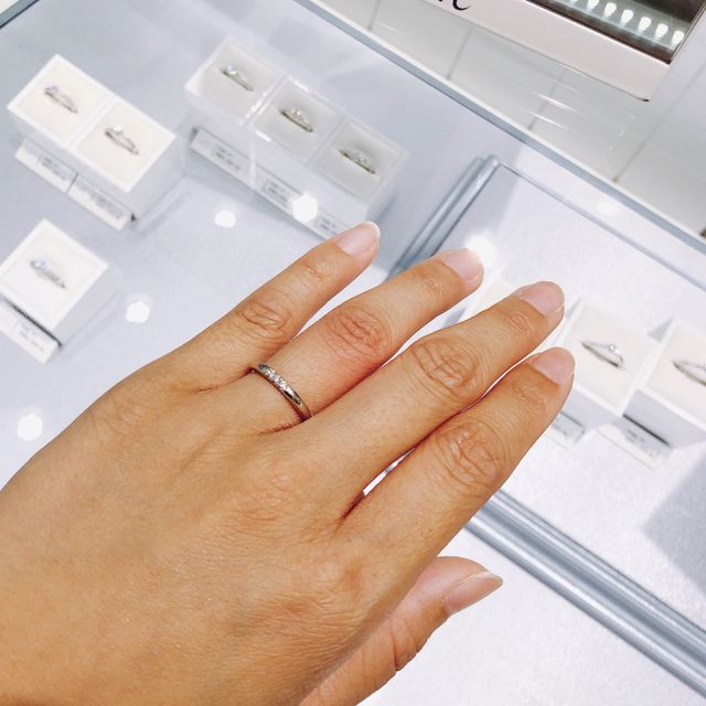 【4℃ BRIDAL(ヨンドシーブライダル)の口コミ】 王道のデザインで、飽きがこないシンプルな感じでした。真ん中のダイヤモ…