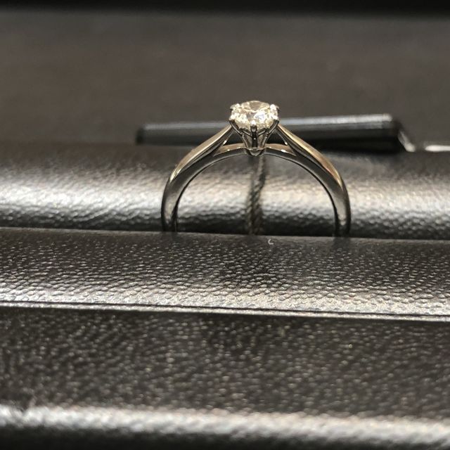 【ラザール ダイヤモンド(LAZARE DIAMOND)の口コミ】 一粒ダイヤのソリティアは、まわりからたくさんの光が取り込める設計にな…
