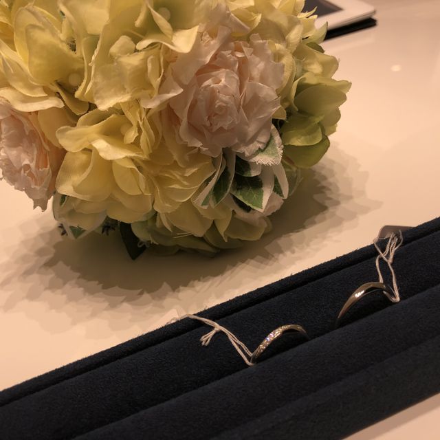 【4℃ BRIDAL(ヨンドシーブライダル)の口コミ】 シンプルかつ可愛いデザインに惹かれて購入しました！いくつかのお店を周…