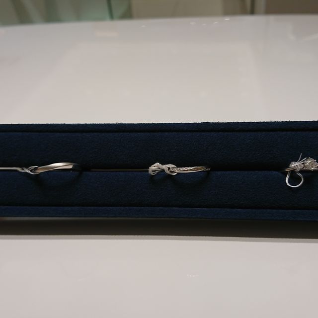 【4℃ BRIDAL(ヨンドシーブライダル)の口コミ】 デザインに魅せられました。男性用の指輪ですが 
色々なの指輪も眼を引か…