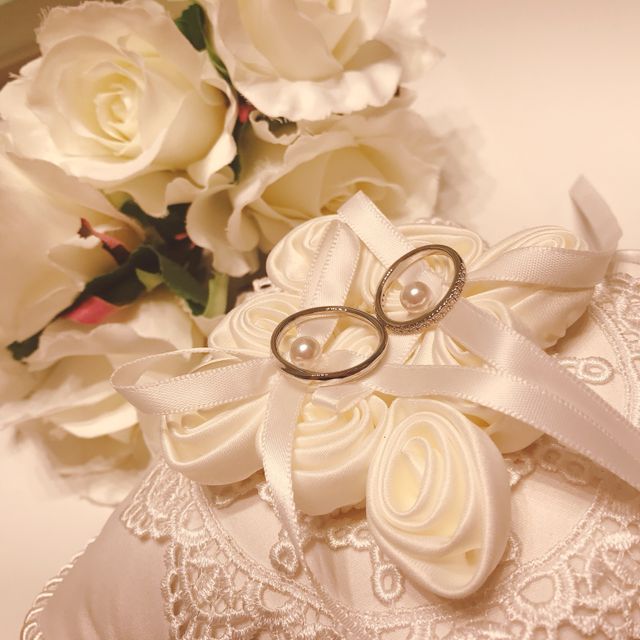 【4℃ BRIDAL(ヨンドシーブライダル)の口コミ】 婚約指輪と重ね付けできるデザインがとっても素敵で一目惚れ。そして、キ…