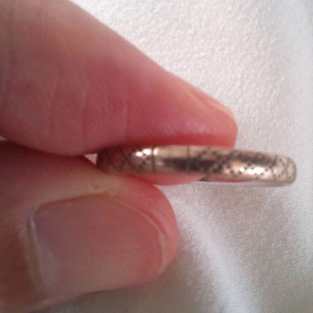 【グッチ(GUCCI)の口コミ】 シンプルでいかにもグッチ！といった主張のないもの。　華やかさよりも落…