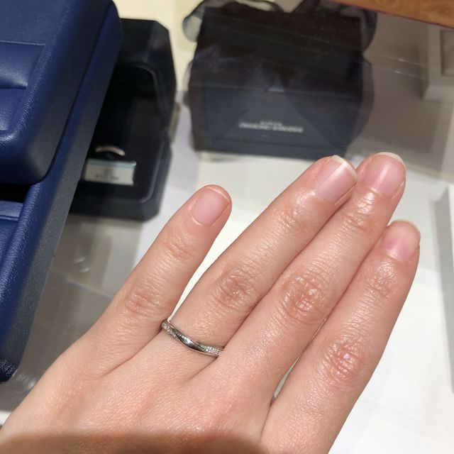 【銀座ダイヤモンドシライシの口コミ】 なだらかなv字のデザインで指が細く綺麗に見えます。
サイドのダイヤモン…