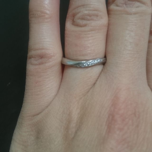 【4℃ BRIDAL(ヨンドシーブライダル)の口コミ】 飽きがこないデザインを探していてvだけどあまりvぽくないゆるやかな形だ…