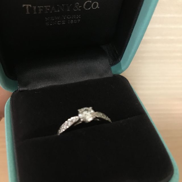【ティファニー(Tiffany & Co.)の口コミ】 中央に入っているダイヤモンドが大きく、とてもキラキラしていて目を引か…