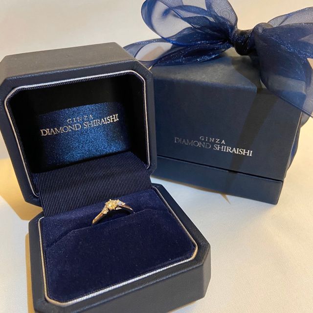 【銀座ダイヤモンドシライシの口コミ】 指の形に沿ったこだわりのウェーブデザインなので、指を綺麗に見せてくれ…