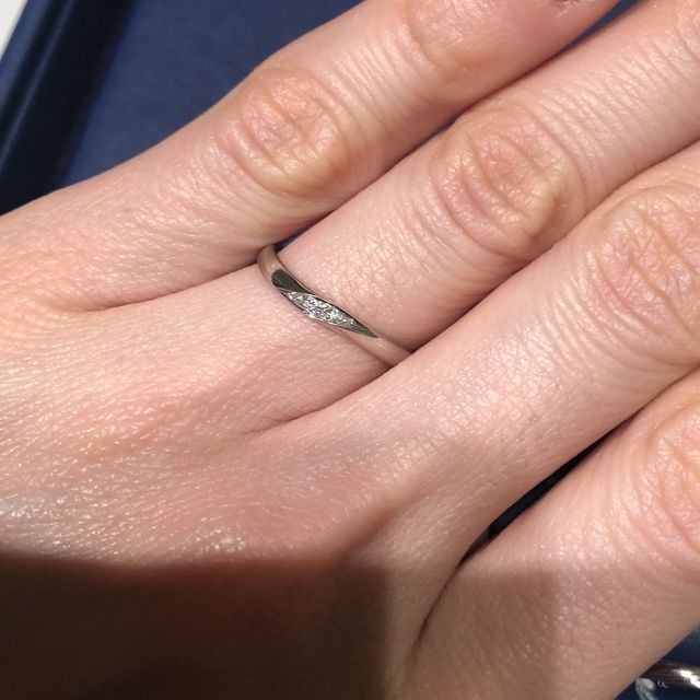 【銀座ダイヤモンドシライシの口コミ】 【amulet4】というデザインのリングです。
ウェーブ状やダイヤ4粒が入って…