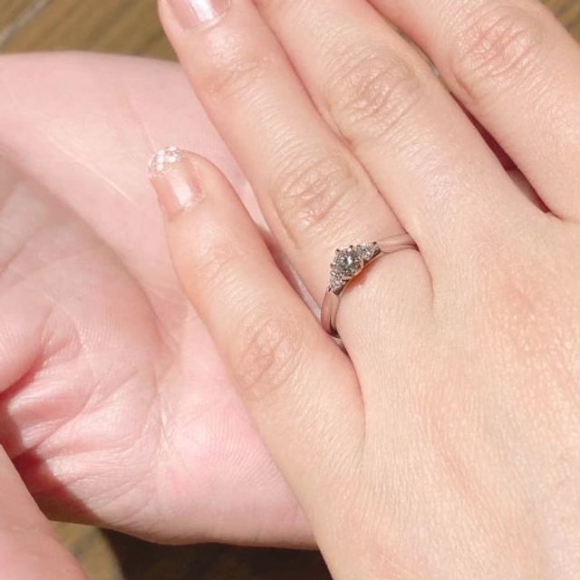 【銀座ダイヤモンドシライシの口コミ】 ブーケを意識したという可愛らしいデザインと非常にキレイなダイヤモンド…