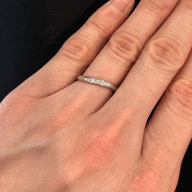 【モニッケンダム(MONNICKENDAM)の口コミ】 なだらかなS字でダイヤモンドが7粒入っています。
モニッケンダムのダイヤ…