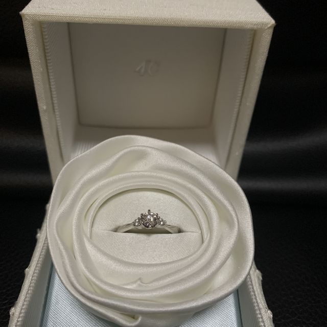 【4℃ BRIDAL(ヨンドシーブライダル)の口コミ】 私は指が細く関節が大きいので、リングは細くてウェーブしているものが合…