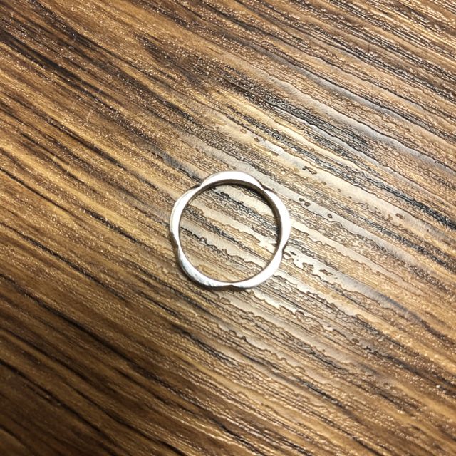 【【閉業】フラー・ジャコー(FURRER-JACOT)の口コミ】 デザインは5枚の花びらのような形をしており、私が購入したタイプはそのう…