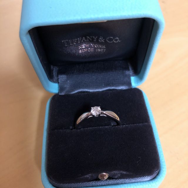 【ティファニー(Tiffany & Co.)の口コミ】 大きめのダイヤが一つ中心に輝いていて、リング部分は丸みがあり、とても…