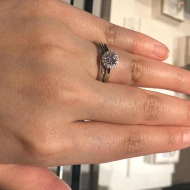 【アイプリモ(I-PRIMO)の口コミ】 最初はシンプルなセットリングを探していましたが、色々と試着する内にゴ…