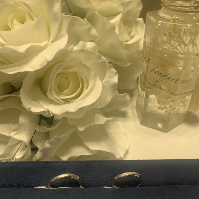 【4℃ BRIDAL(ヨンドシーブライダル)の口コミ】 婚約指輪を重ねた時のデザインがとても綺麗だった。
ウェーブデザインで、…