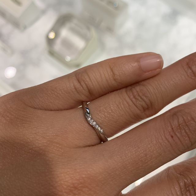 【4℃ BRIDAL(ヨンドシーブライダル)の口コミ】 婚約指輪と合わせて重ね付けが出来るように選びました!!
また、真っ直ぐが…