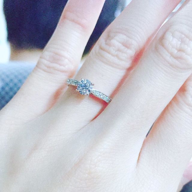 【銀座ダイヤモンドシライシの口コミ】 ダイヤモンドが主役としてとても引き立つように、爪の周りは少し細めの物…