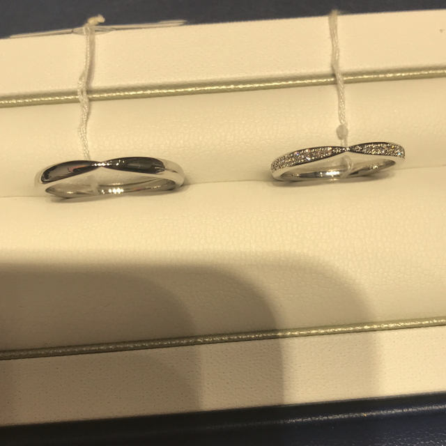 【銀座ダイヤモンドシライシの口コミ】 無限大を思わせるシンプルなデザインが気に入りました。新郎の指輪はマッ…
